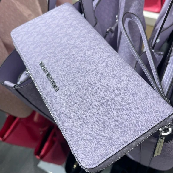 MICHAEL KORS Jet Set Lg Signatu Logo Continental Wallet Wristlet Phone
Lt Quartz - Picture 4 of 16